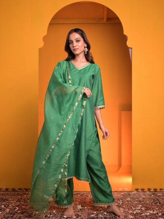 Roza Green Chanderi Suit Set featuring a straight kurta, pocket pants, and a Kota Doria dupatta with lace detailing.